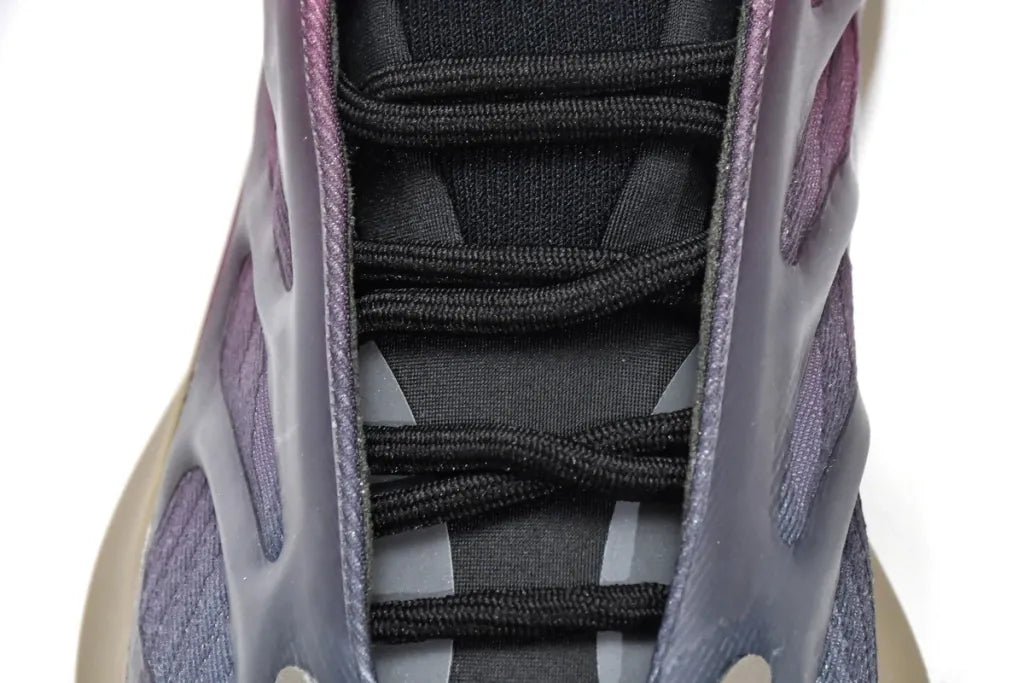 Ad Yeezy 700 V3 Fade Carbon