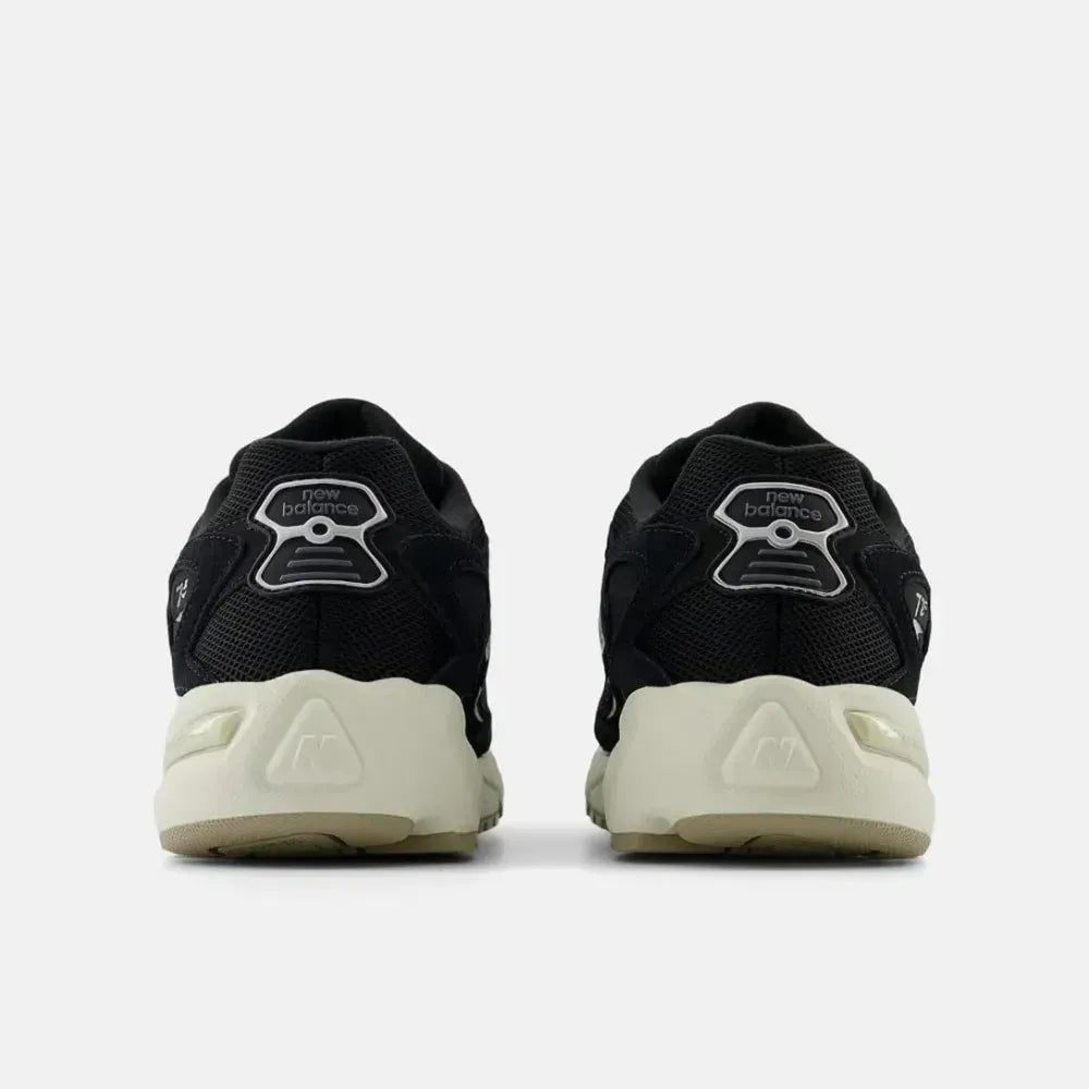 NB 725 – Black/Metallic Silver