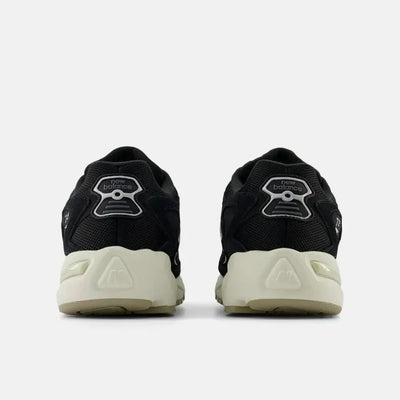 NB 725 – Black/Metallic Silver