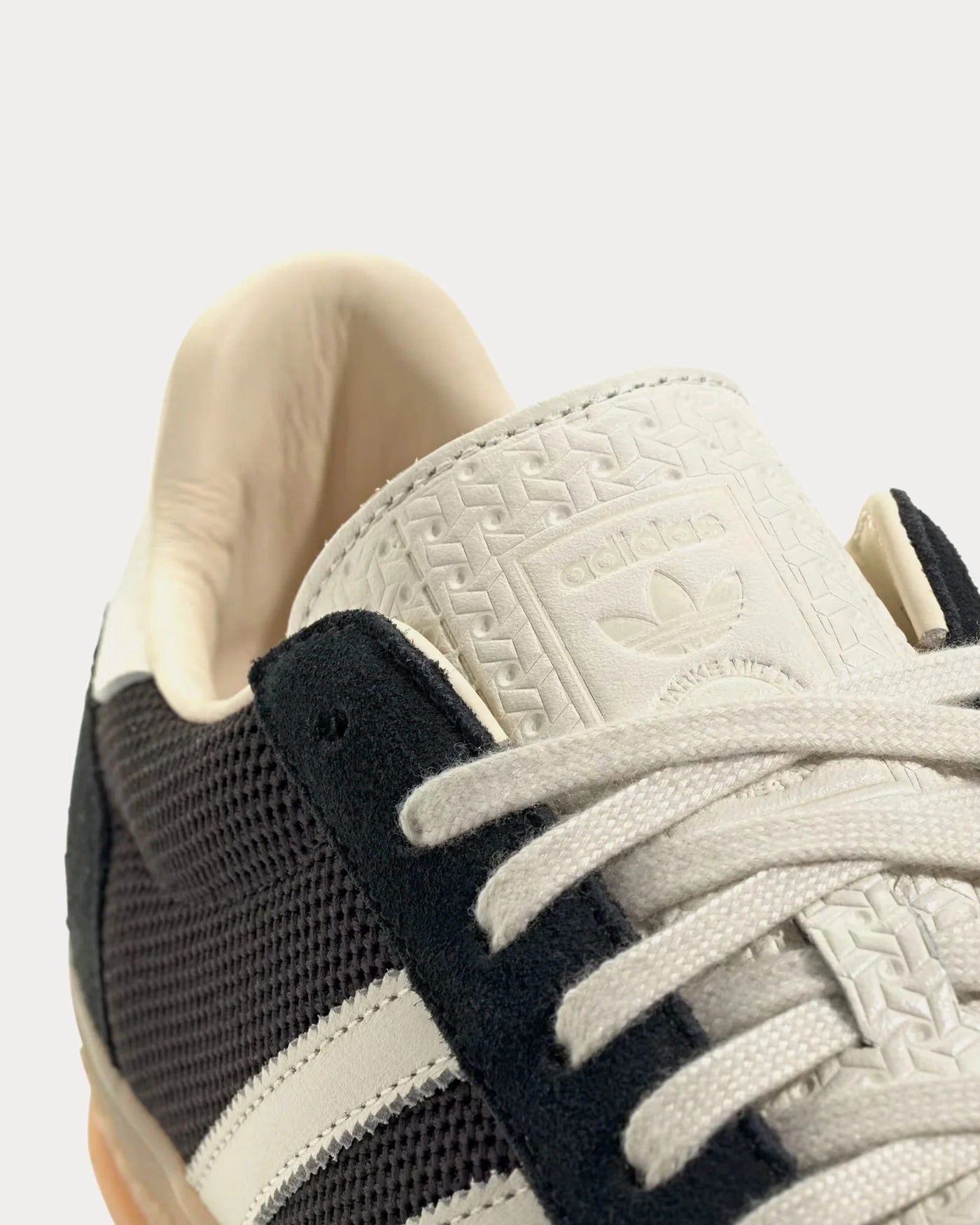 Ad Gazelle Indoor Pro - Black/Off White/Warm Sandstone